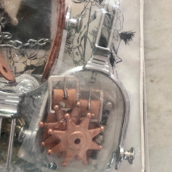 Vintage LITTLE COWPOKE SHERIFF PACKAGE: Metal and leather Spurs & Metal Badge - Picture 9 of 9